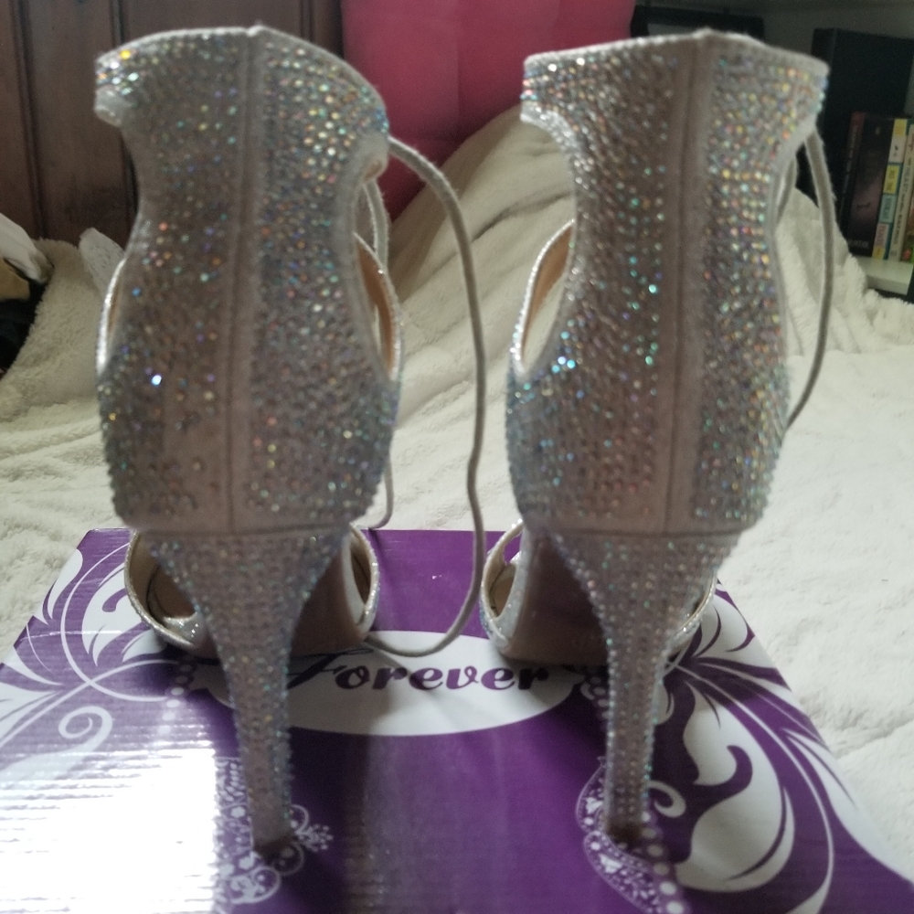 Silver Heels - Picture 5 of 5